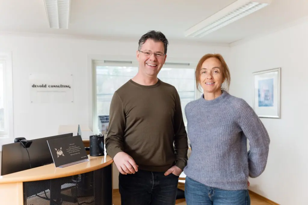 Arne Devold og Hilde Reikvam på kontoret til Devold Consulting